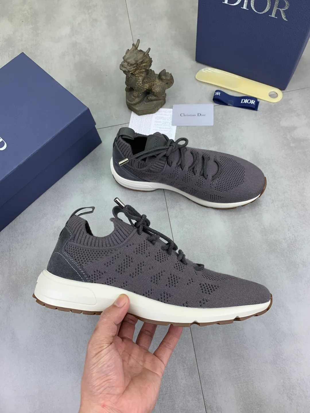 Men's men's shoes P400 new Dior Tech sneakers 2026 early spring series new products, with fashionable details, highlighting retro aesthetics. The fly-knit upper is spliced ​​with the sides of apricot transparent mesh fabric, and the leading edge of the upper window is laminated with high-frequency flat ironing and counter-pressure. The original craftsmanship is beautiful, comfortable and does not fall off. The interior is made of tonal sheep lining, which is soft and comfortable. The heel and tongue are embellished with the Paris logo. The textured TPU soles with the same tonal logo add to the high-end style.  Code number: 38-45 (46 customized)